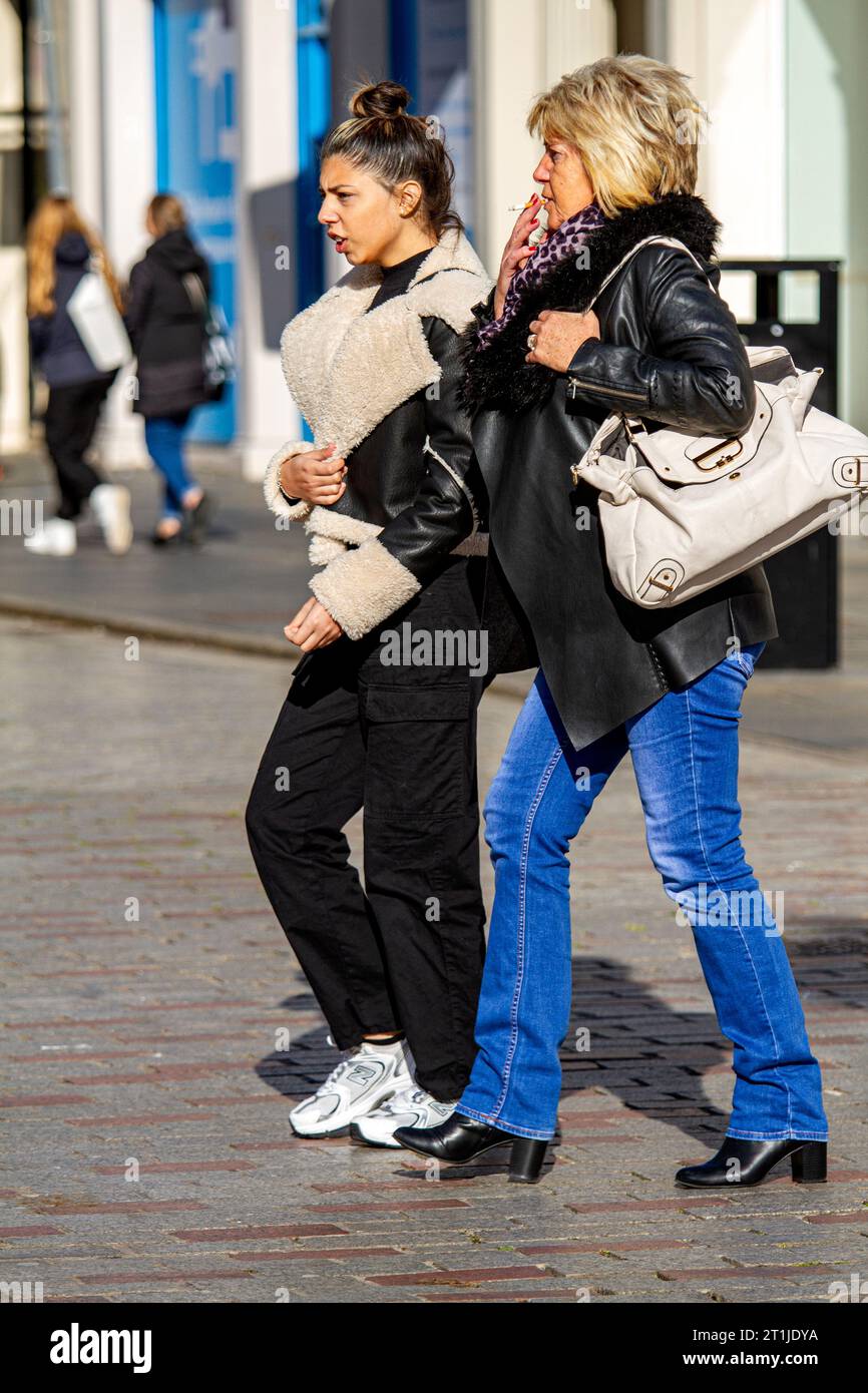 Dundee, Tayside, Scozia, Regno Unito. 14 ottobre 2023. Meteo Regno Unito: In una bella e fredda mattinata autunnale con sole abbagliante, le temperature a Dundee hanno raggiunto i 10°C. Le donne alla moda sono in giro per il centro di Dundee, godendosi il clima soleggiato ma freddo del fine settimana. Crediti: Dundee Photographics/Alamy Live News Foto Stock