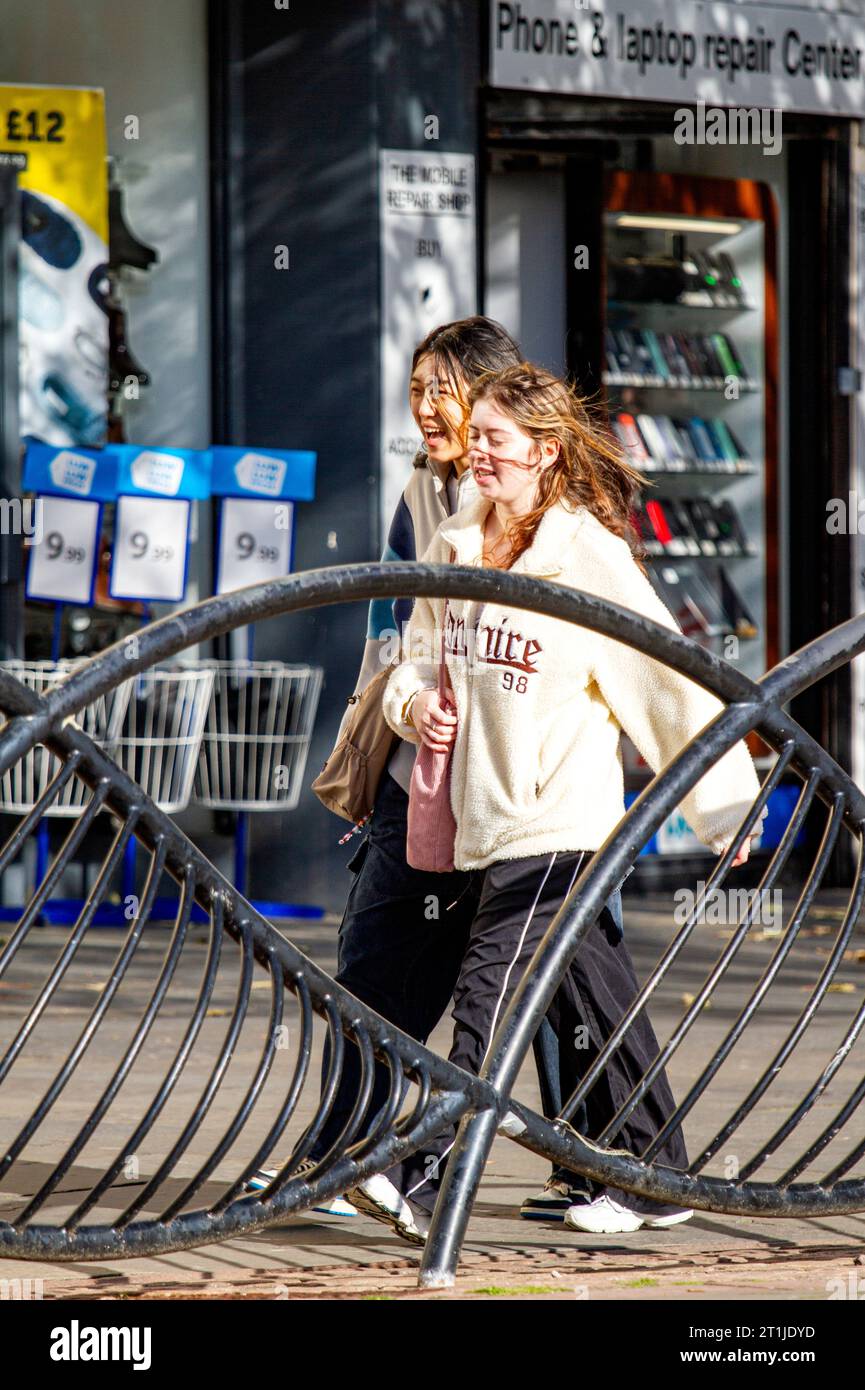 Dundee, Tayside, Scozia, Regno Unito. 14 ottobre 2023. Meteo Regno Unito: In una bella e fredda mattinata autunnale con sole abbagliante, le temperature a Dundee hanno raggiunto i 10°C. Le donne alla moda sono in giro per il centro di Dundee, godendosi il clima soleggiato ma freddo del fine settimana. Crediti: Dundee Photographics/Alamy Live News Foto Stock