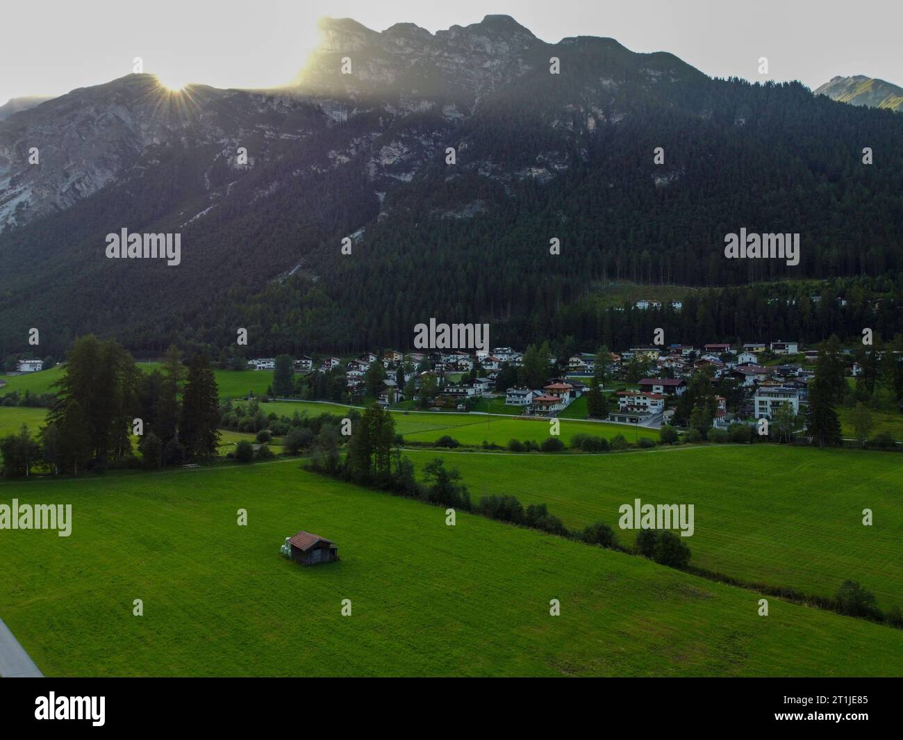 Montagne e prati in un bellissimo paesaggio in Austria al passo del Brennero al tramonto, 4K Foto Stock