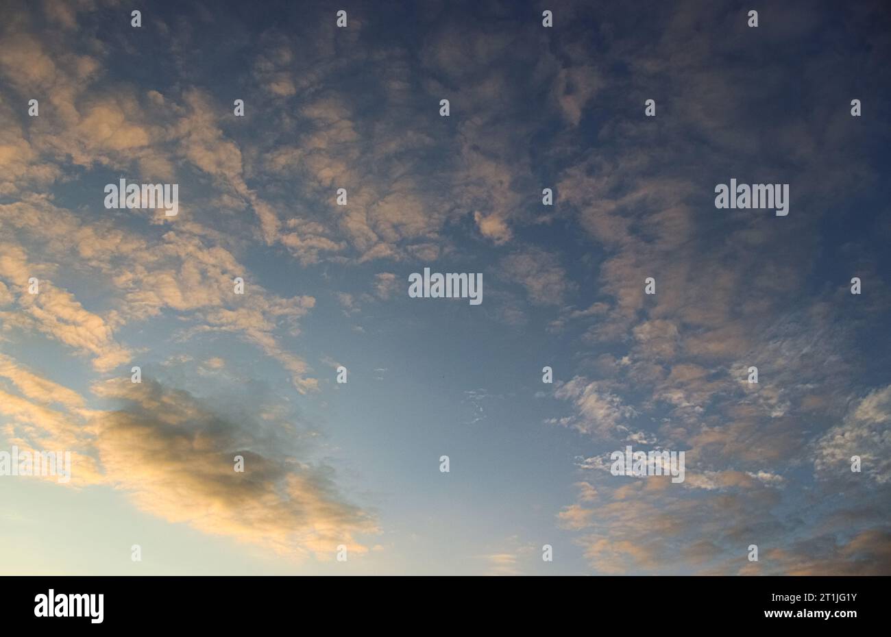Affascinanti formazioni nuvolose: Svelata la tela della natura ☁️🌥️ immergiti nella bellezza dei cieli in continua evoluzione catturati in queste splendide immagini nuvolose Foto Stock
