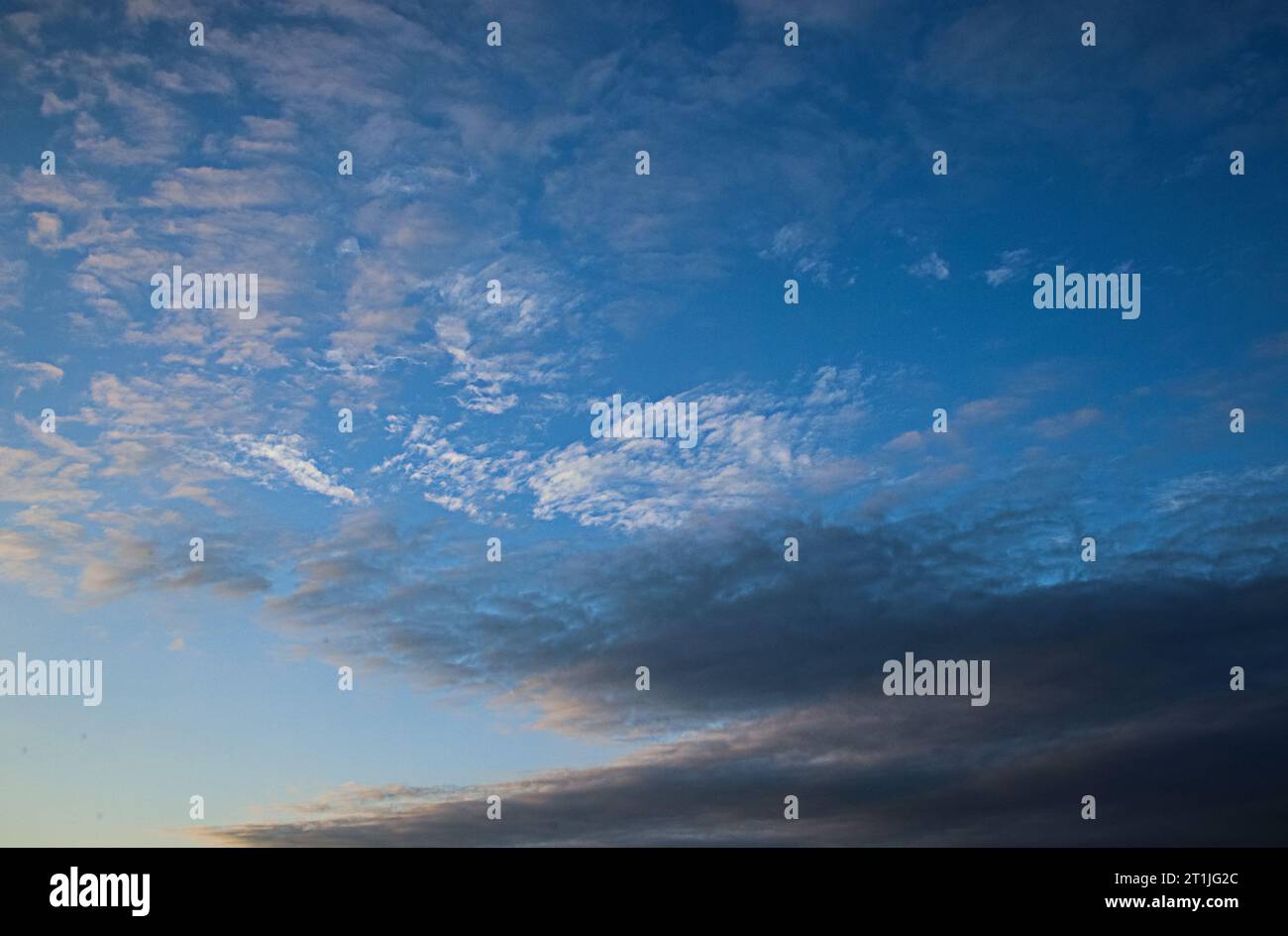 Affascinanti formazioni nuvolose: Svelata la tela della natura ☁️🌥️ immergiti nella bellezza dei cieli in continua evoluzione catturati in queste splendide immagini nuvolose Foto Stock