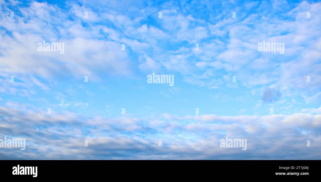 Affascinanti formazioni nuvolose: Svelata la tela della natura ☁️🌥️ immergiti nella bellezza dei cieli in continua evoluzione catturati in queste splendide immagini nuvolose Foto Stock