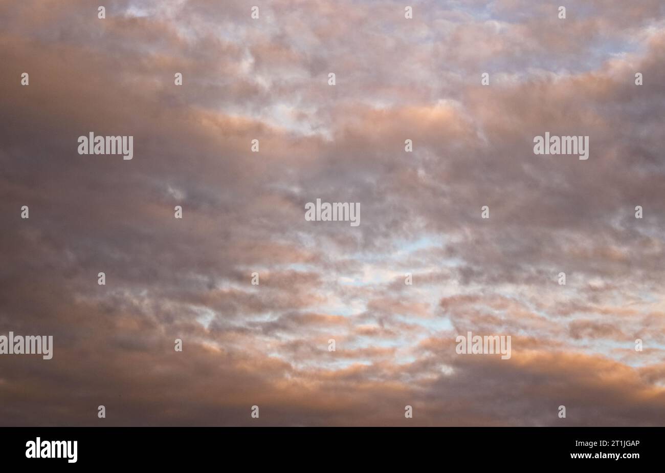 Affascinanti formazioni nuvolose: Svelata la tela della natura ☁️🌥️ immergiti nella bellezza dei cieli in continua evoluzione catturati in queste splendide immagini nuvolose Foto Stock