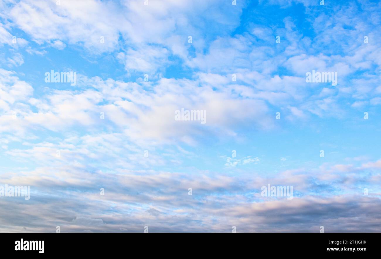 Affascinanti formazioni nuvolose: Svelata la tela della natura ☁️🌥️ immergiti nella bellezza dei cieli in continua evoluzione catturati in queste splendide immagini nuvolose Foto Stock