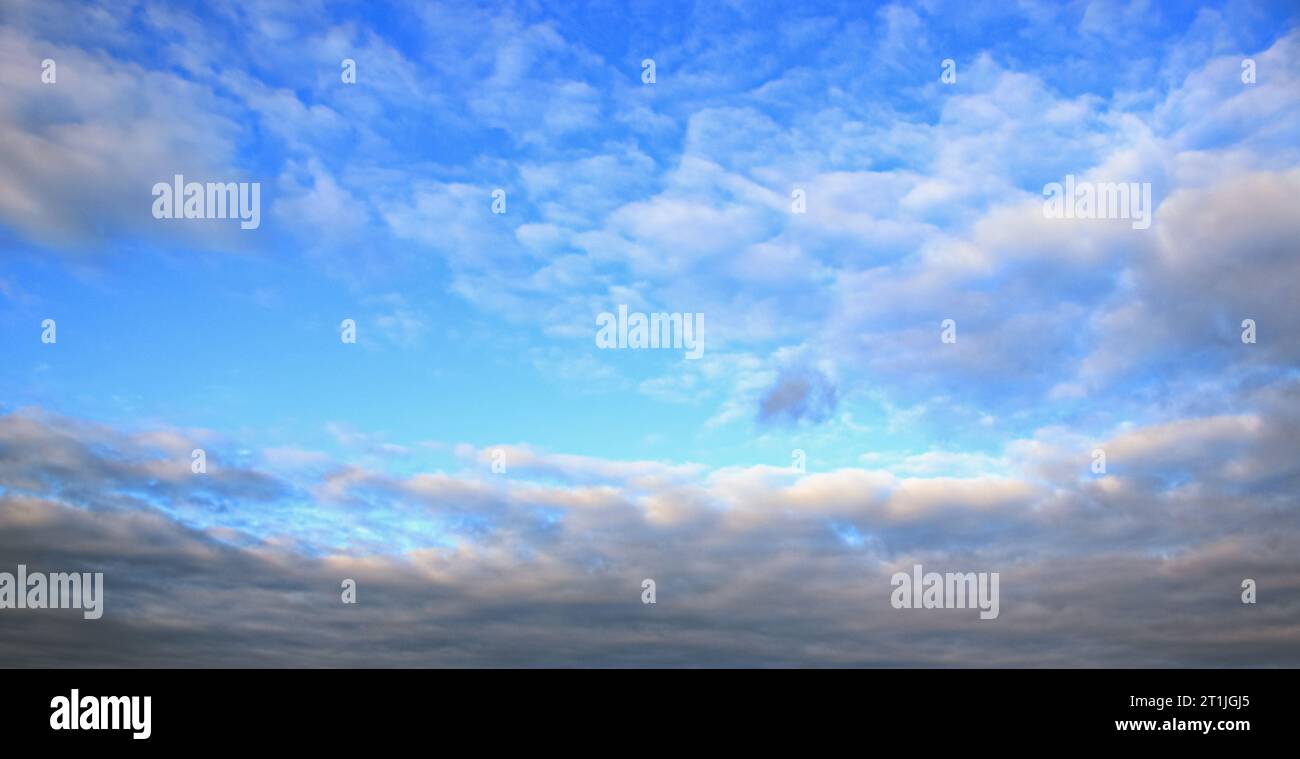 Affascinanti formazioni nuvolose: Svelata la tela della natura ☁️🌥️ immergiti nella bellezza dei cieli in continua evoluzione catturati in queste splendide immagini nuvolose Foto Stock