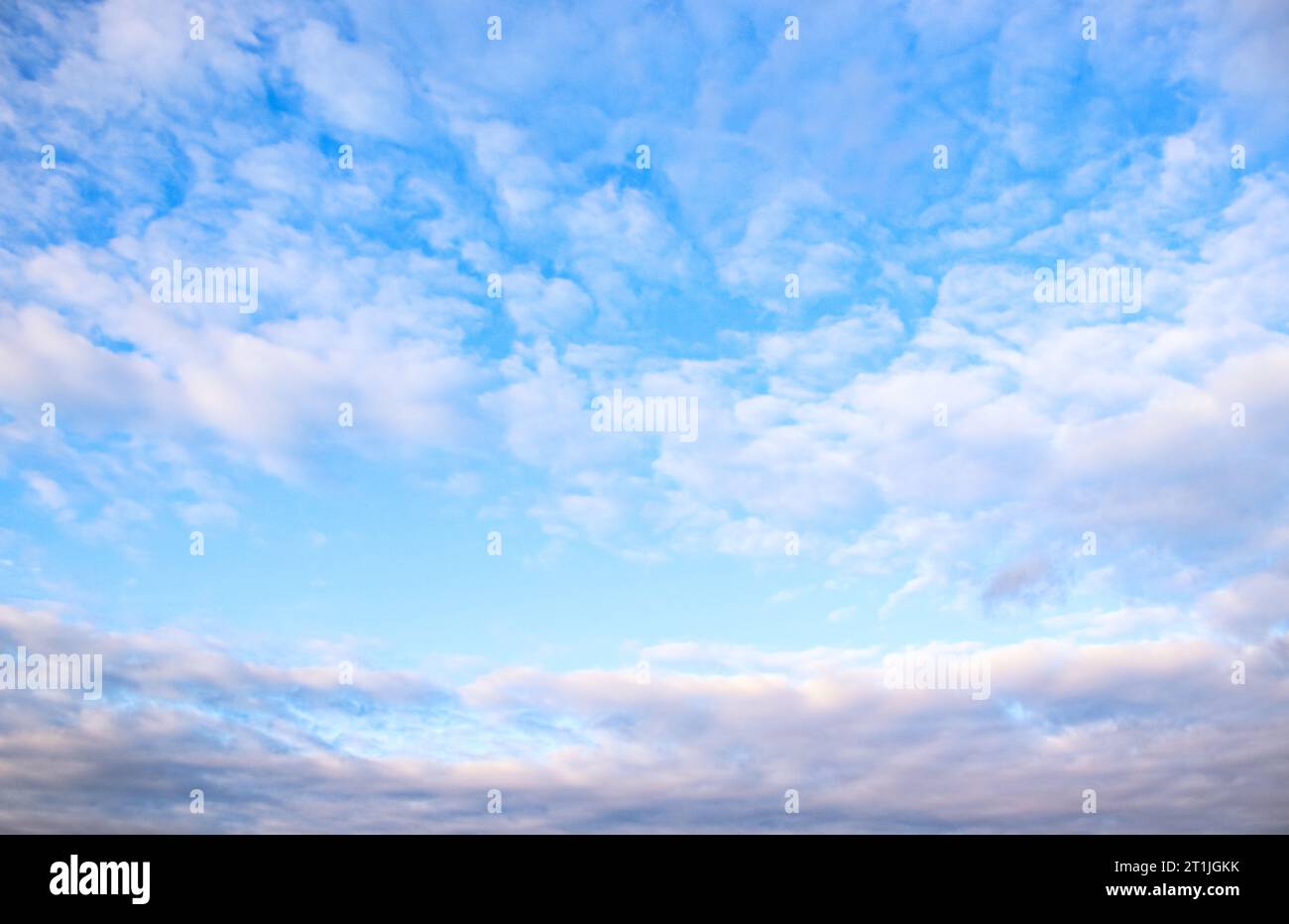Affascinanti formazioni nuvolose: Svelata la tela della natura ☁️🌥️ immergiti nella bellezza dei cieli in continua evoluzione catturati in queste splendide immagini nuvolose Foto Stock