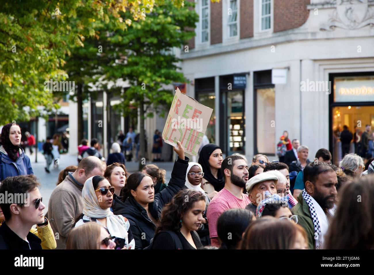 Protesta per la Palestina libera nel centro di Exeter - protesta di strada fuori Pandora a Exeter Foto Stock
