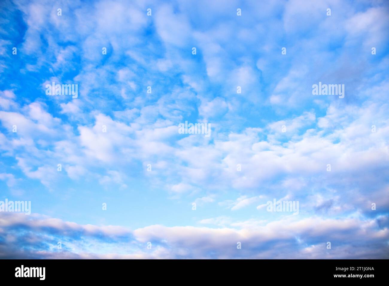 Affascinanti formazioni nuvolose: Svelata la tela della natura ☁️🌥️ immergiti nella bellezza dei cieli in continua evoluzione catturati in queste splendide immagini nuvolose Foto Stock