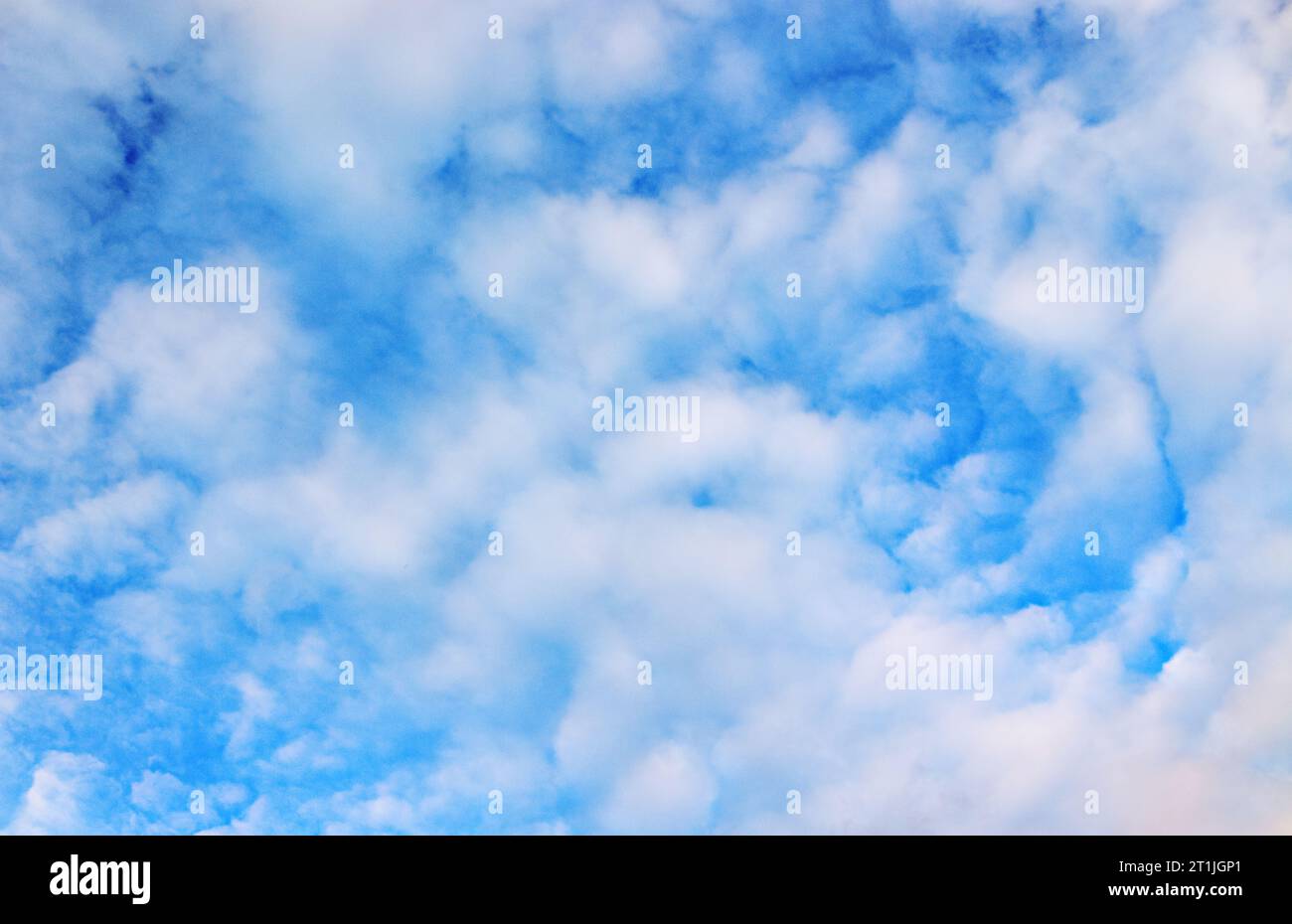 Affascinanti formazioni nuvolose: Svelata la tela della natura ☁️🌥️ immergiti nella bellezza dei cieli in continua evoluzione catturati in queste splendide immagini nuvolose Foto Stock