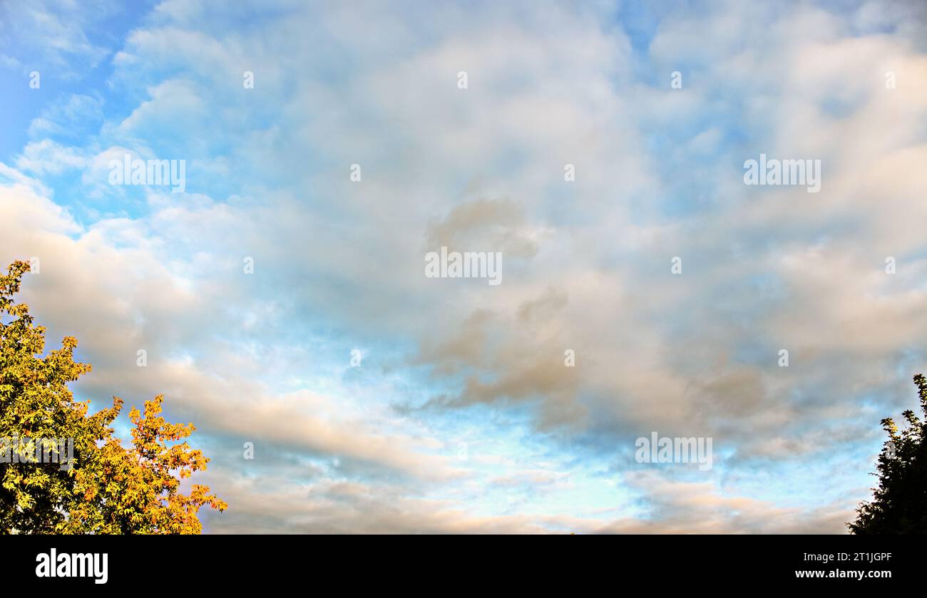 Affascinanti formazioni nuvolose: Svelata la tela della natura ☁️🌥️ immergiti nella bellezza dei cieli in continua evoluzione catturati in queste splendide immagini nuvolose Foto Stock