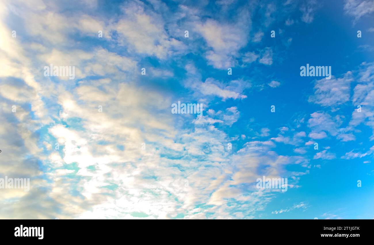 Affascinanti formazioni nuvolose: Svelata la tela della natura ☁️🌥️ immergiti nella bellezza dei cieli in continua evoluzione catturati in queste splendide immagini nuvolose Foto Stock