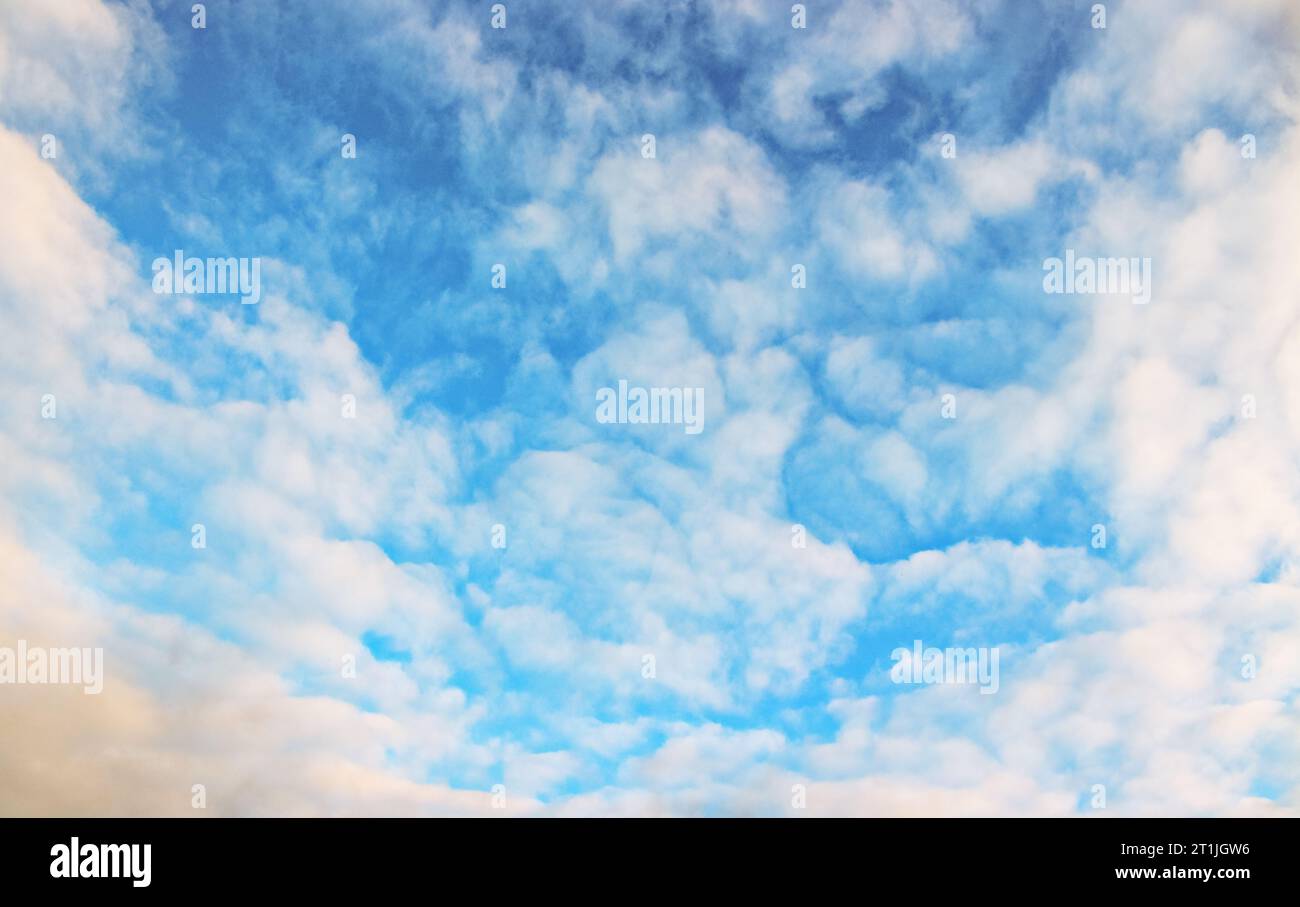 Affascinanti formazioni nuvolose: Svelata la tela della natura ☁️🌥️ immergiti nella bellezza dei cieli in continua evoluzione catturati in queste splendide immagini nuvolose Foto Stock