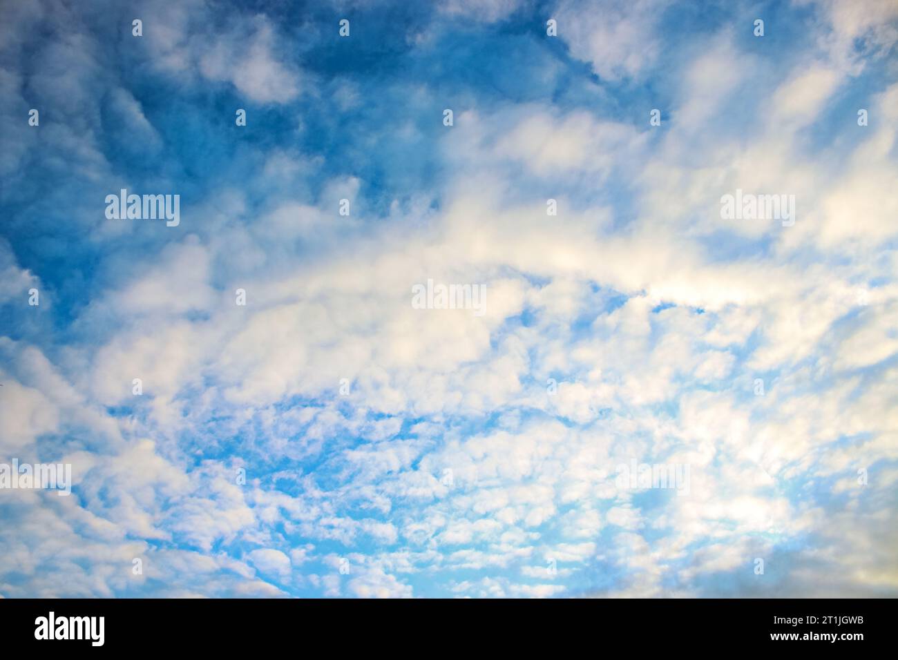 Affascinanti formazioni nuvolose: Svelata la tela della natura ☁️🌥️ immergiti nella bellezza dei cieli in continua evoluzione catturati in queste splendide immagini nuvolose Foto Stock