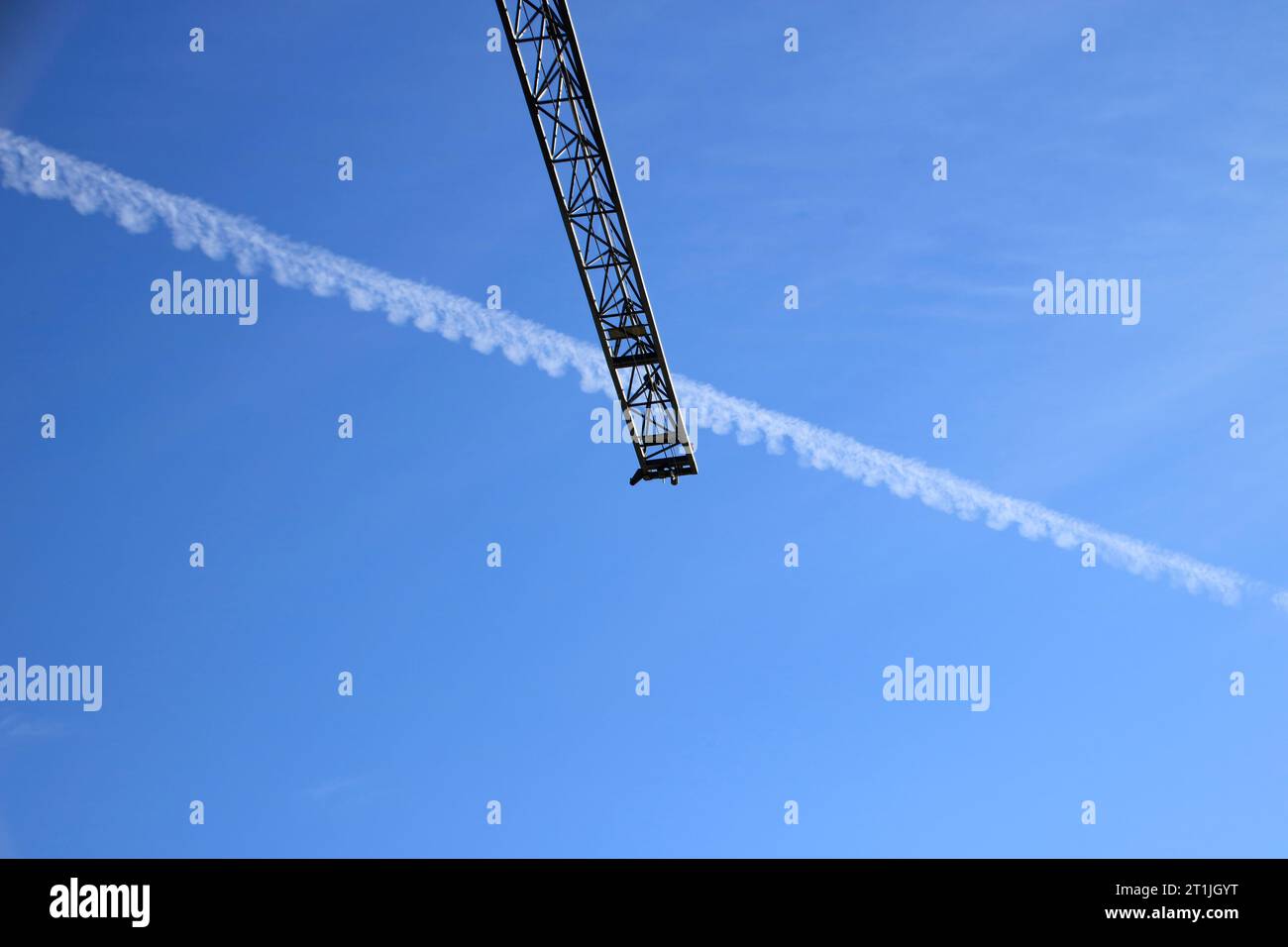 Braccio di una gru da costruzione davanti a una controparte Foto Stock