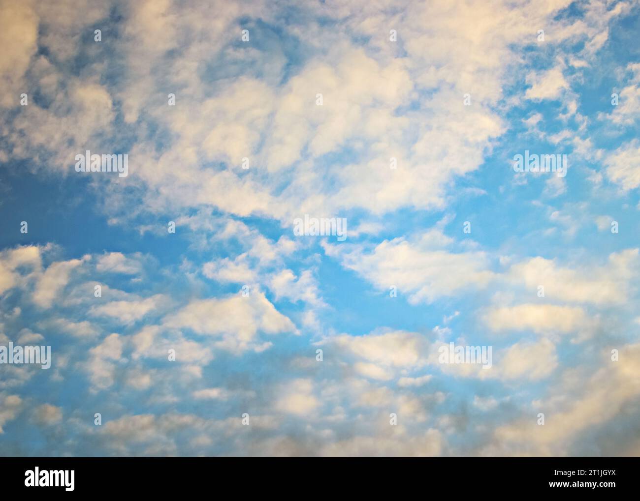 Affascinanti formazioni nuvolose: Svelata la tela della natura ☁️🌥️ immergiti nella bellezza dei cieli in continua evoluzione catturati in queste splendide immagini nuvolose Foto Stock