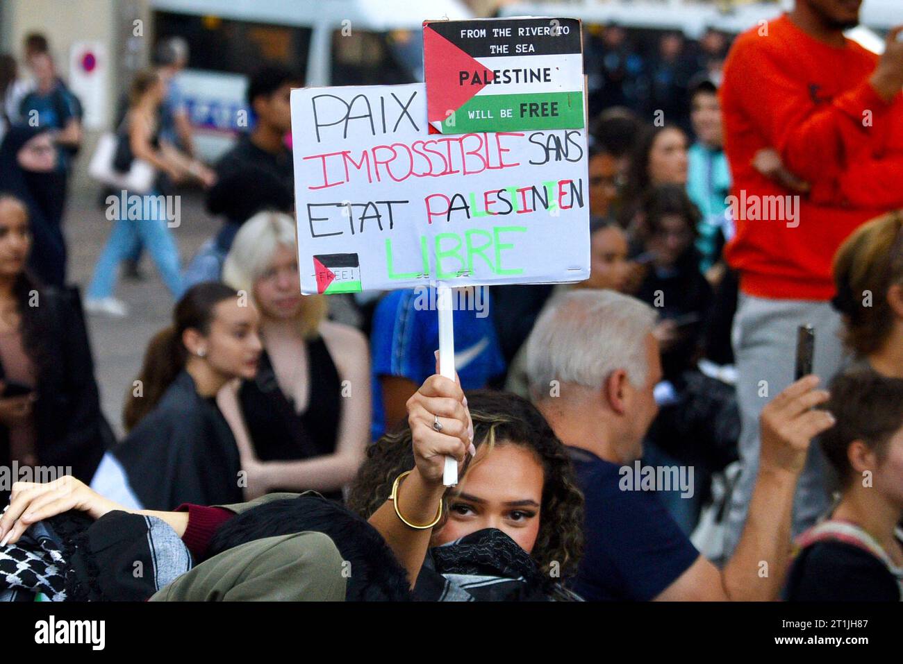 I manifestanti partecipano a una manifestazione non autorizzata in solidarietà con la Palestina a Strasburgo, nel nord-est della Francia, il 13 ottobre 2023, in mezzo alla recente escalation militare tra i militanti di Hamas e l'esercito israeliano intorno alla Striscia di Gaza. La Francia giovedì ha vietato le manifestazioni filo-palestinesi nel paese, mentre il conflitto tra Israele e il gruppo palestinese Hamas continua. Il ministro degli interni Gerald Darmanin, attraverso una direttiva che ha inviato alle autorità provinciali, ha ordinato il divieto di tutti i raduni pro-palestinesi e l'arresto dei loro organizzatori. Ha detto che tali raduni potrebbero disturbare l'ordine pubblico. Foto Stock