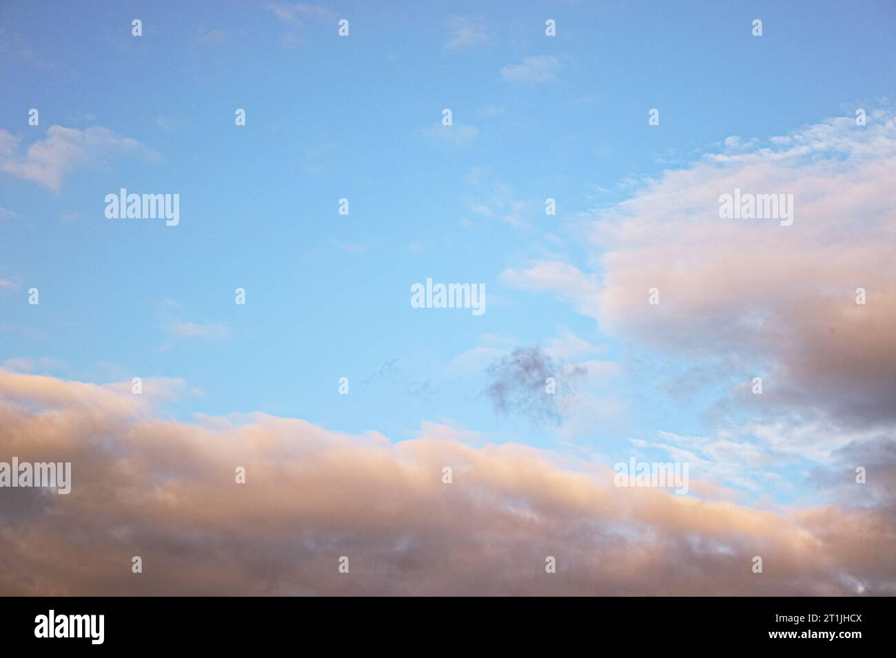 Affascinanti formazioni nuvolose: Svelata la tela della natura ☁️🌥️ immergiti nella bellezza dei cieli in continua evoluzione catturati in queste splendide immagini nuvolose Foto Stock
