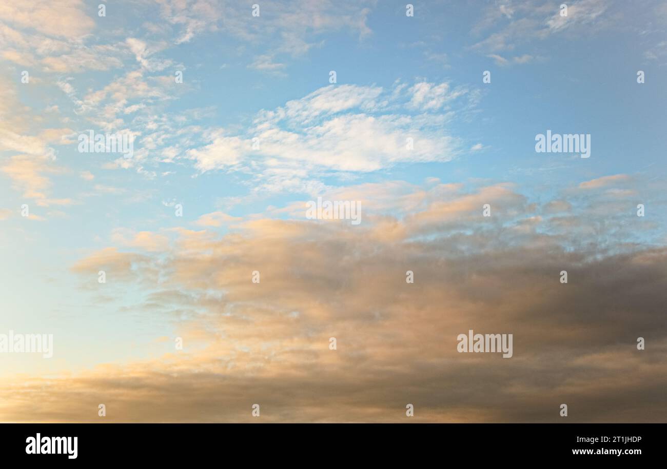 Affascinanti formazioni nuvolose: Svelata la tela della natura ☁️🌥️ immergiti nella bellezza dei cieli in continua evoluzione catturati in queste splendide immagini nuvolose Foto Stock