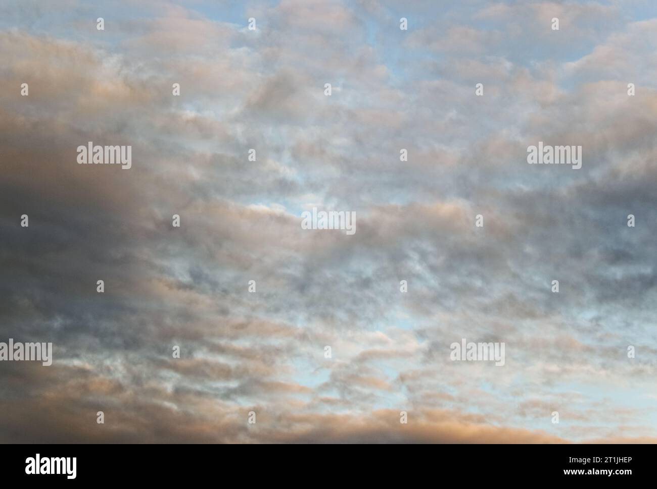 Affascinanti formazioni nuvolose: Svelata la tela della natura ☁️🌥️ immergiti nella bellezza dei cieli in continua evoluzione catturati in queste splendide immagini nuvolose Foto Stock