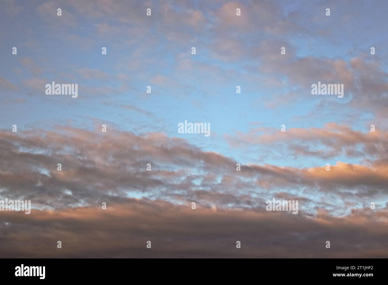 Affascinanti formazioni nuvolose: Svelata la tela della natura ☁️🌥️ immergiti nella bellezza dei cieli in continua evoluzione catturati in queste splendide immagini nuvolose Foto Stock