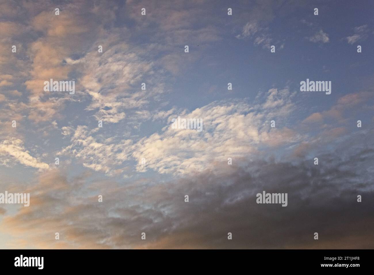 Affascinanti formazioni nuvolose: Svelata la tela della natura ☁️🌥️ immergiti nella bellezza dei cieli in continua evoluzione catturati in queste splendide immagini nuvolose Foto Stock