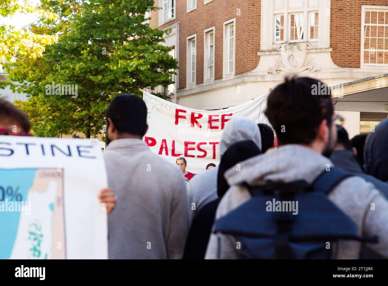 Free Palestine protesta nel centro di Exeter, segnaletica e folla sfocata Foto Stock