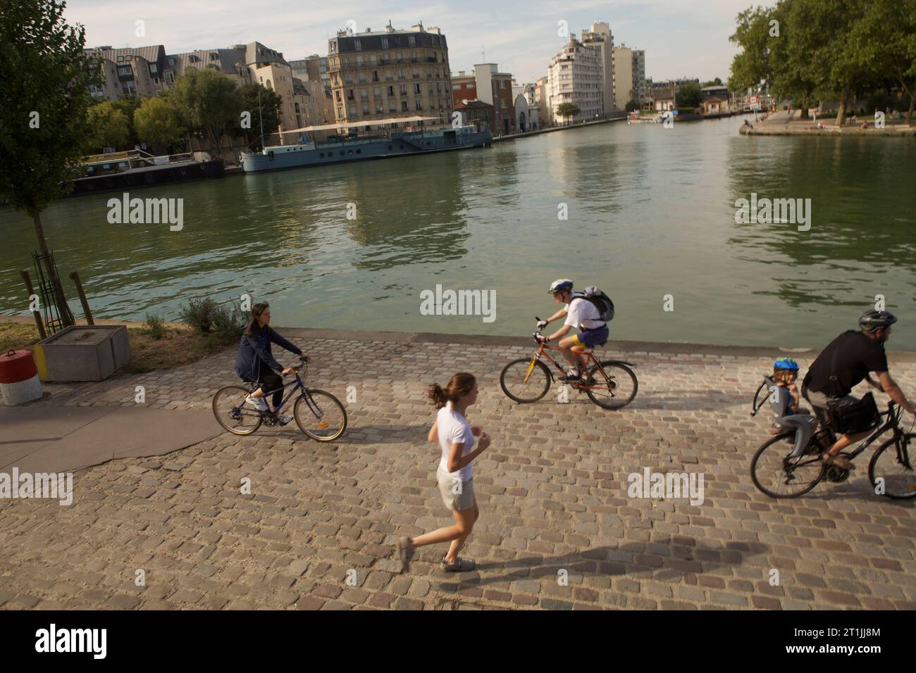 Pedalando lungo il Canal d'Ourcq, a Parigi vicino alla Cité de la Villette. 16 settembre 2012..Fotografia di Owen Franken per il NY Times Foto Stock