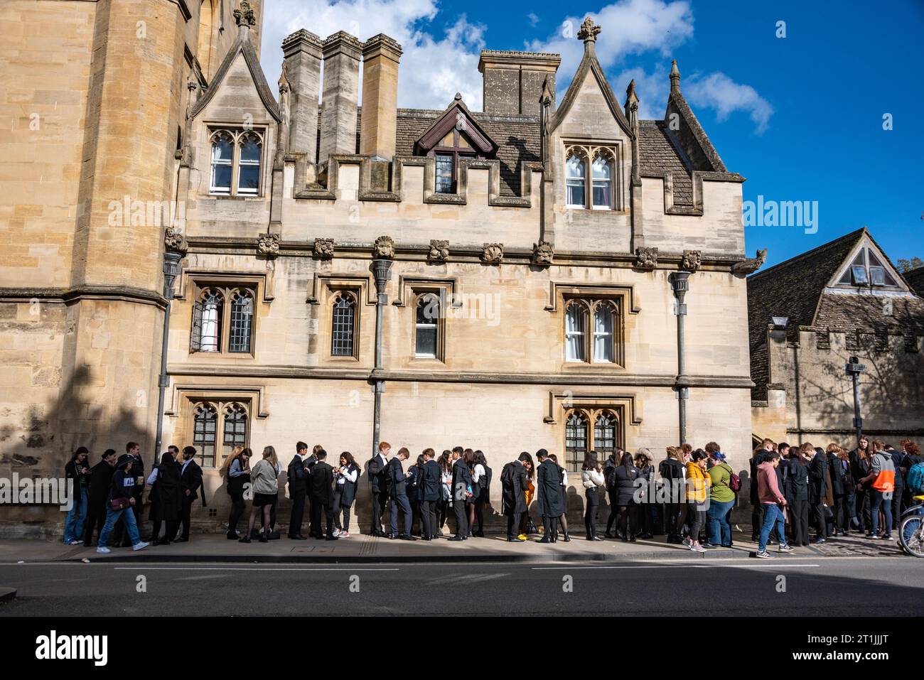 Oxford, Regno Unito, 14 ottobre 2023. I fresher dell'Università di Oxford in cravatta bianca e abiti fanno la coda per puntare sul fiume Cherwell al Magdalen Bridge Boathouse dopo la loro cerimonia di Matriculation. Crediti: Martin Anderson/Alamy Live News Foto Stock