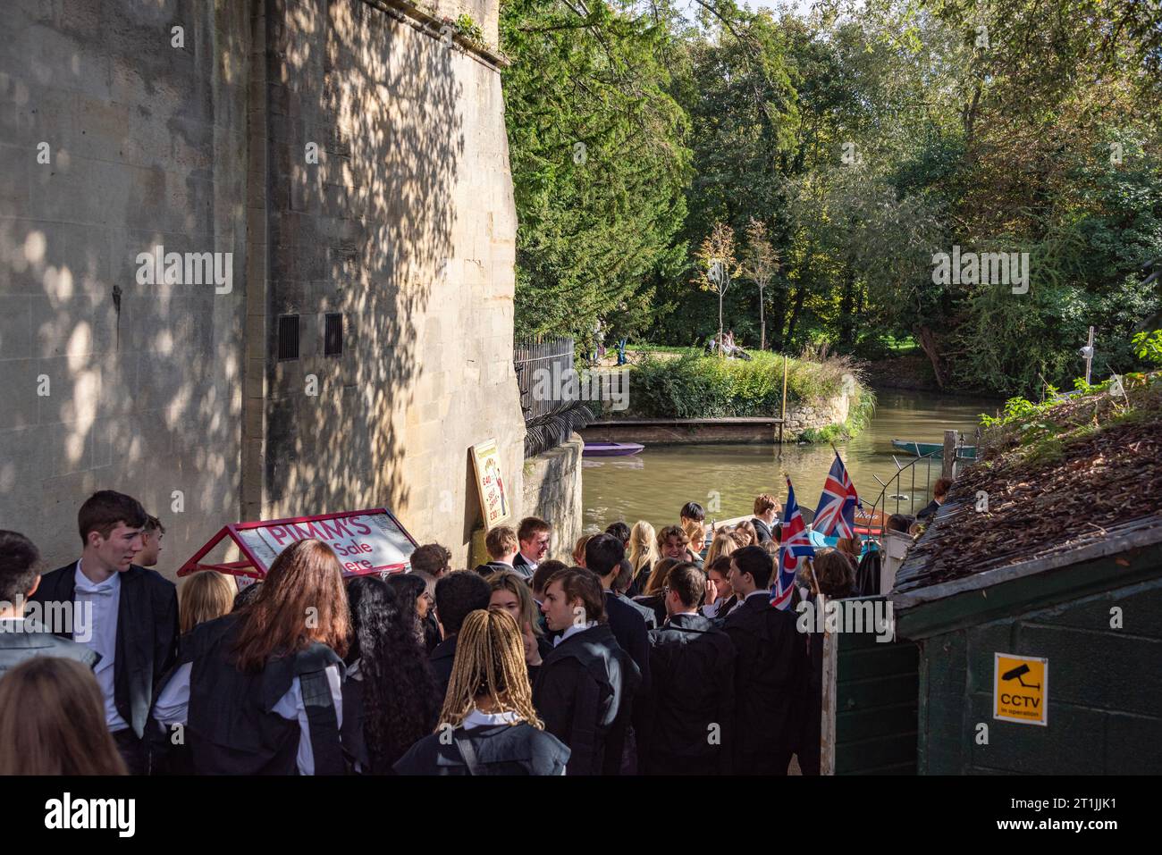 Oxford, Regno Unito, 14 ottobre 2023. I fresher dell'Università di Oxford in cravatta bianca e abiti fanno la coda per puntare sul fiume Cherwell al Magdalen Bridge Boathouse dopo la loro cerimonia di Matriculation. Crediti: Martin Anderson/Alamy Live News Foto Stock