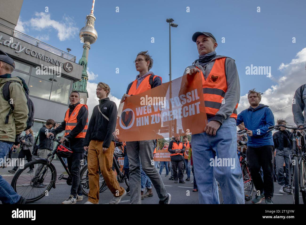 La polizia di Berlino rimosse con la forza i membri dell'Last Generation, un gruppo di attivisti climatici, da un importante incrocio il 14 ottobre 2023, a seguito di una marcia iniziata a Neptunbrunnen e conclusa a Rosenthaler Platz. Al loro arrivo a Rosenthaler Platz, gli attivisti si sedettero all'incrocio, provocando una risposta rapida da parte della polizia. Dopo aver lanciato tre rapidi avvertimenti ai manifestanti, alcuni agenti hanno ripulito l'area, usando "Schmerzgriffe", una tecnica di compliance al dolore, su alcuni attivisti. Un individuo è stato notevolmente rimosso con un ufficiale che si afferrava il mento. Il gruppo dell'ultima generazione, forme Foto Stock