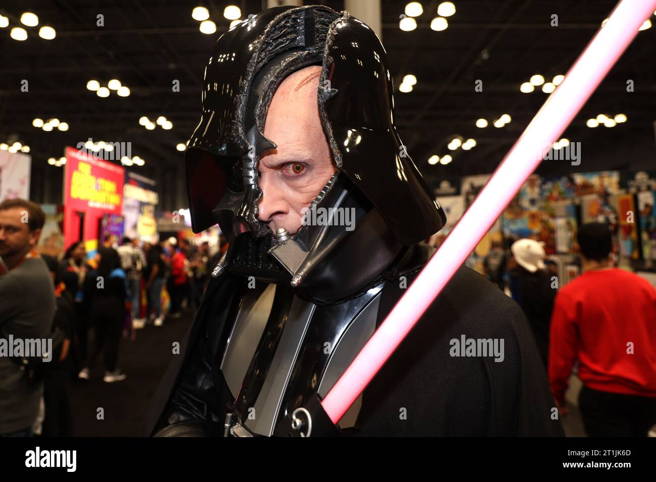 Un cosplayer vestito come Darth Vader che rivela Anakin Skywalker di "Star Wars" partecipa al New York Comic con 2023 al Jacob Javits Center il 13 ottobre 2023 a New York City. (Foto: Gordon Donovan) Foto Stock