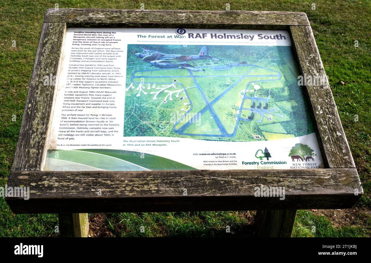 Targa di informazioni turistiche sul sito dell'ex RAF Holmsley South Wartime Airfield, New Forest, Hampshire, Inghilterra, Regno Unito Foto Stock
