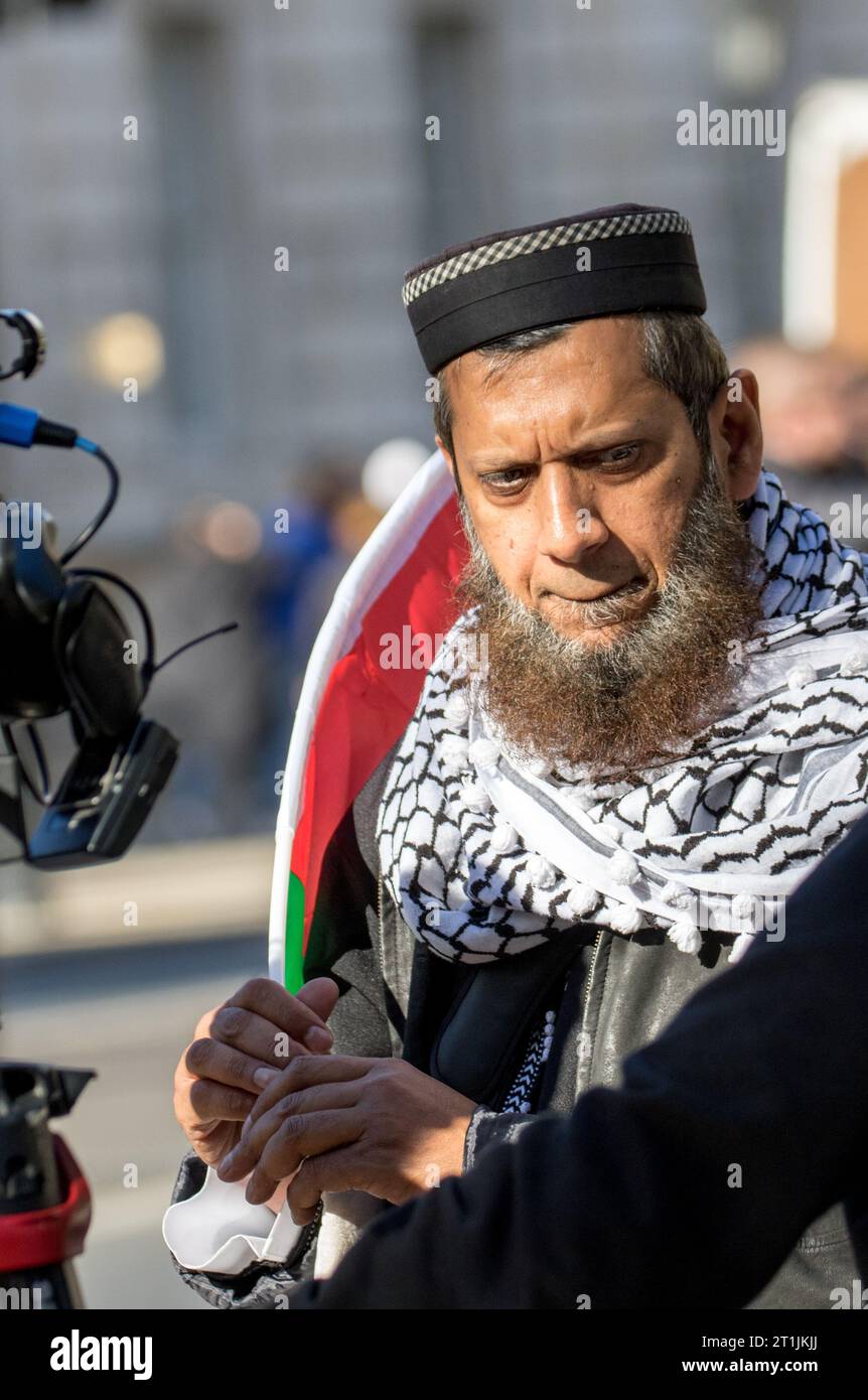 Westminster, Londra, Regno Unito. 14 ottobre 2023. I gruppi opposti protestano nel centro di Londra in risposta alla crisi in corso tra Israele e Hamas a Gaza. Israele ha dichiarato che esiste uno stato di guerra tra le due regioni dopo l'attacco di Hamas contro Israele che ha causato la morte di oltre 1000 uomini donne e bambini israeliani. Coloro che sostengono la Palestina sono preoccupati per la risposta dell'esercito israeliano. Crediti: Newspics UK London/Alamy Live News Foto Stock
