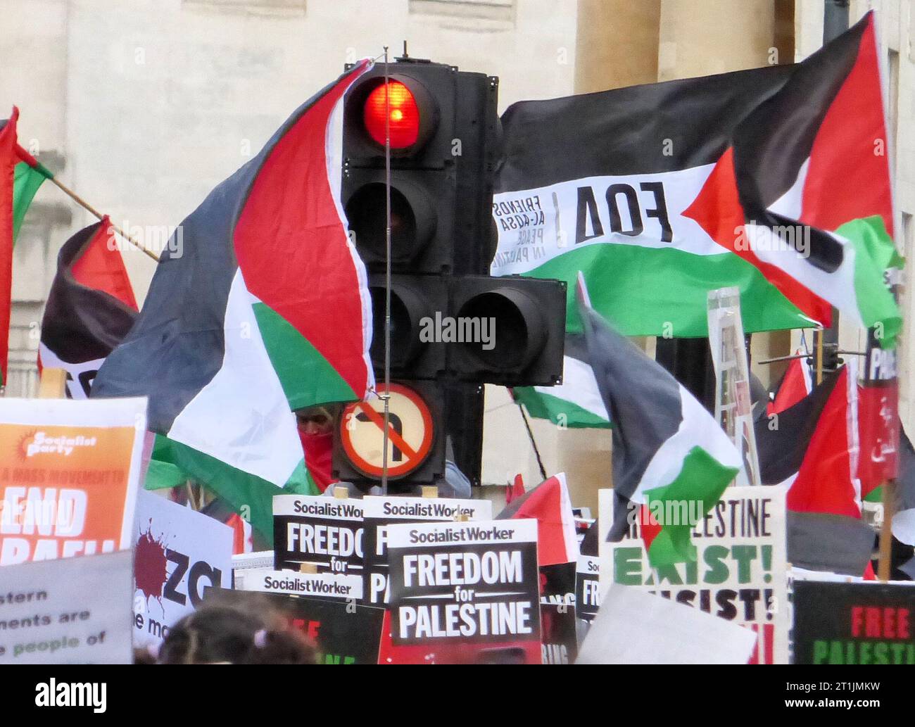 Londra, Regno Unito. 14 ottobre 2023. Decine di migliaia di sostenitori pro-palestinesi si presentano per una marcia attraverso il centro di Londra. Crediti: Brian Minkoff/Alamy Live News Foto Stock