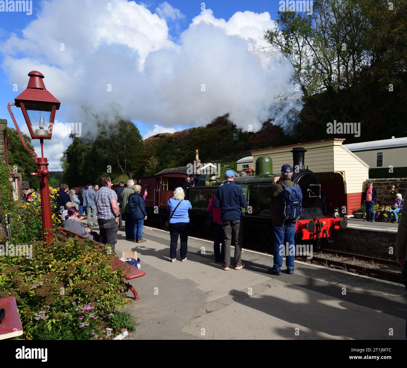 Persone che guardano un treno a vapore che arriva alla stazione di Goathland sulla North Yorkshire Moors Railway, durante il loro gala del 50° anniversario. Foto Stock