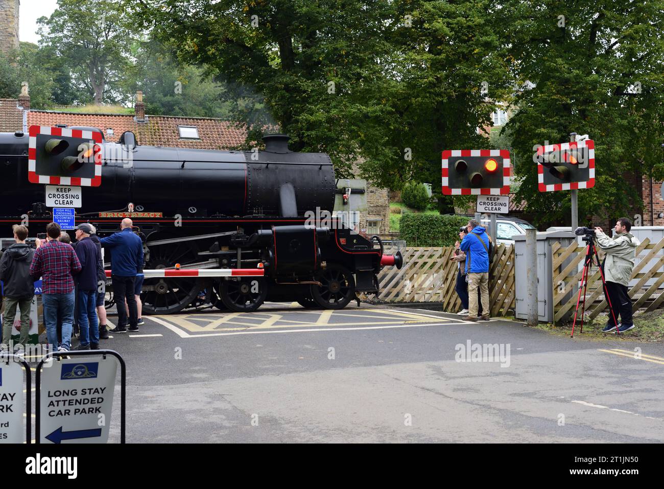 LMS Classe 5 No 5428 'Eric Treacy' passa sopra il passaggio a livello a Pickering sulla North Yorkshire Moors Railway con un treno merci dimostrativo. Foto Stock