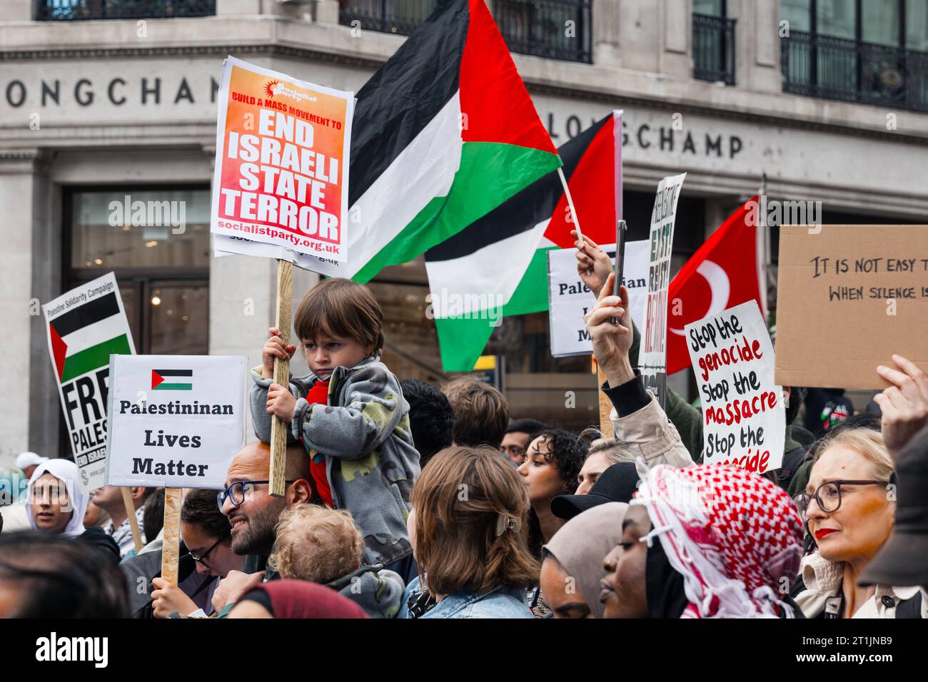 Londra, Regno Unito, 14 ottobre 2023. Una protesta che procede dalla BBC a Downing Street, sostenendo la causa palestinese nel conflitto Hamas-Israele. (Tennessee Jones - Alamy Live News) Foto Stock