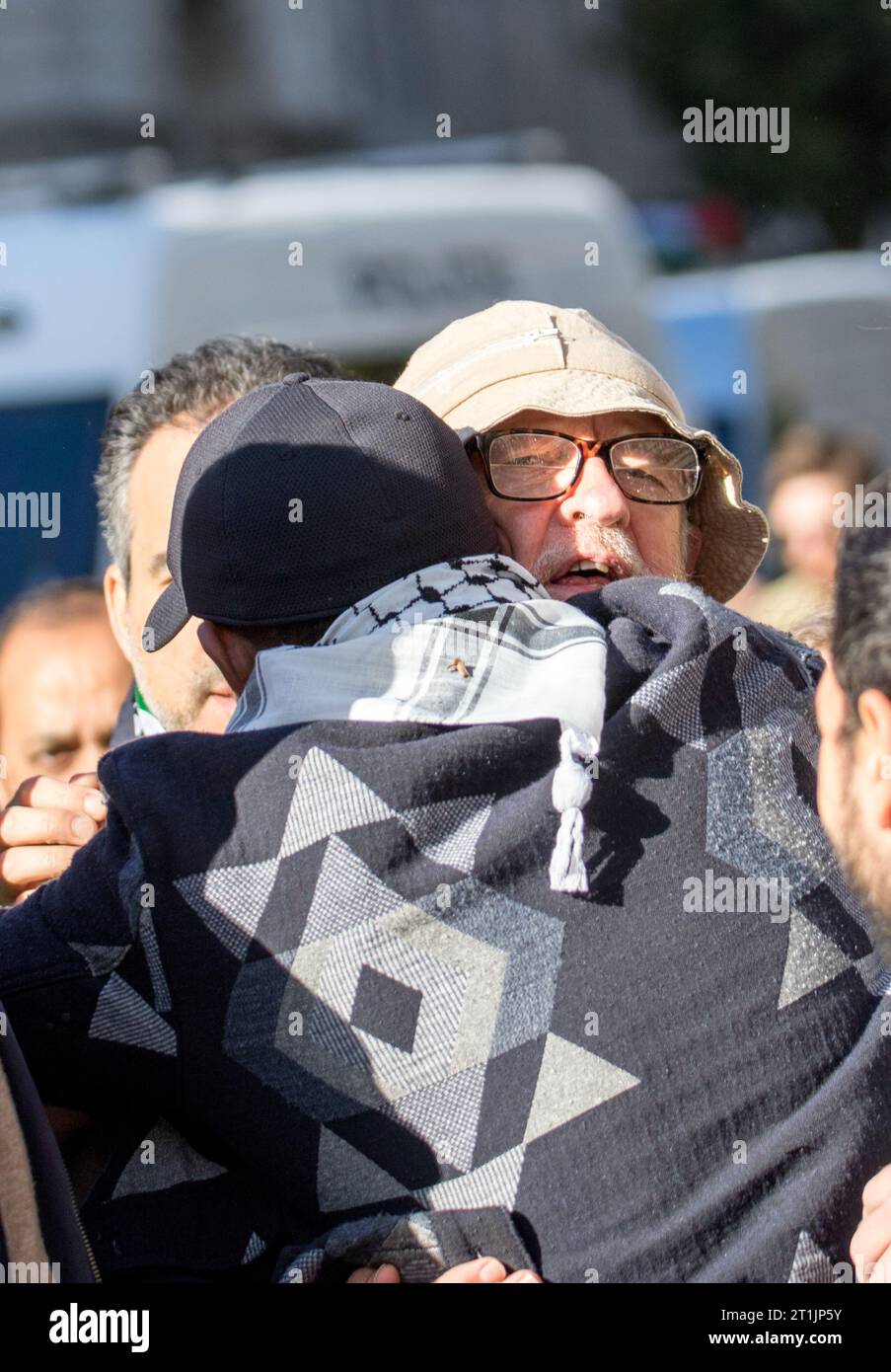 Westminster, Londra, Regno Unito. 14 ottobre 2023. I gruppi opposti protestano nel centro di Londra in risposta alla crisi in corso tra Israele e Hamas a Gaza. Jeremy Corbyn, ex leader del partito laburista, ha parlato con le migliaia riunite ed è stato abbracciato da coloro che sostenevano la causa palestinese mentre se ne andava. Crediti: Newspics UK London/Alamy Live News Foto Stock