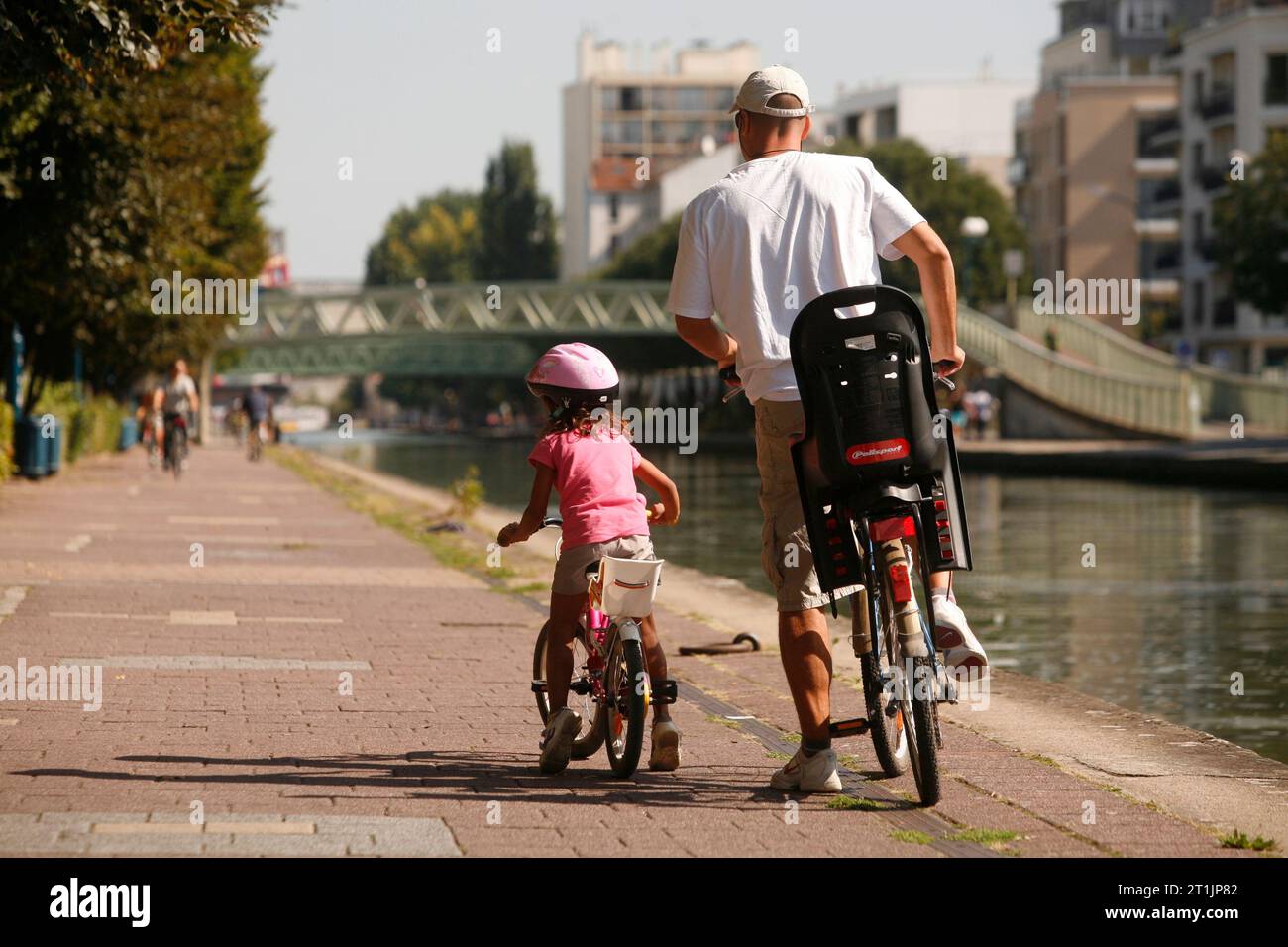 Pedalando lungo il Canal d'Ourcq, a Parigi vicino alla Cité de la Villette. 16 settembre 2012..Fotografia di Owen Franken per il NY Times Foto Stock
