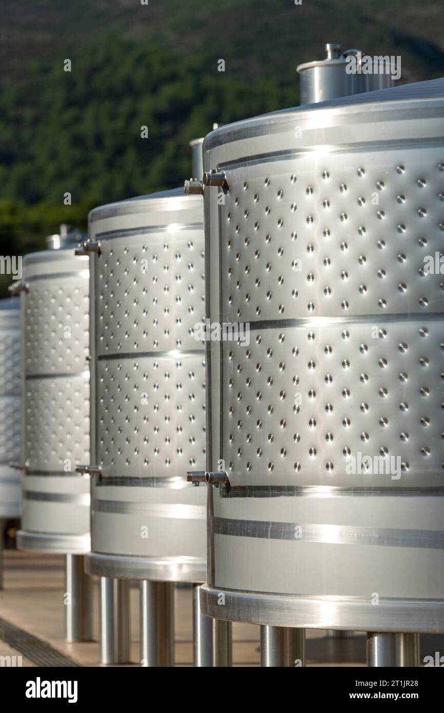 Vasche industriali di stoccaggio del vino, all'esterno di una cantina. - foto stock Foto Stock
