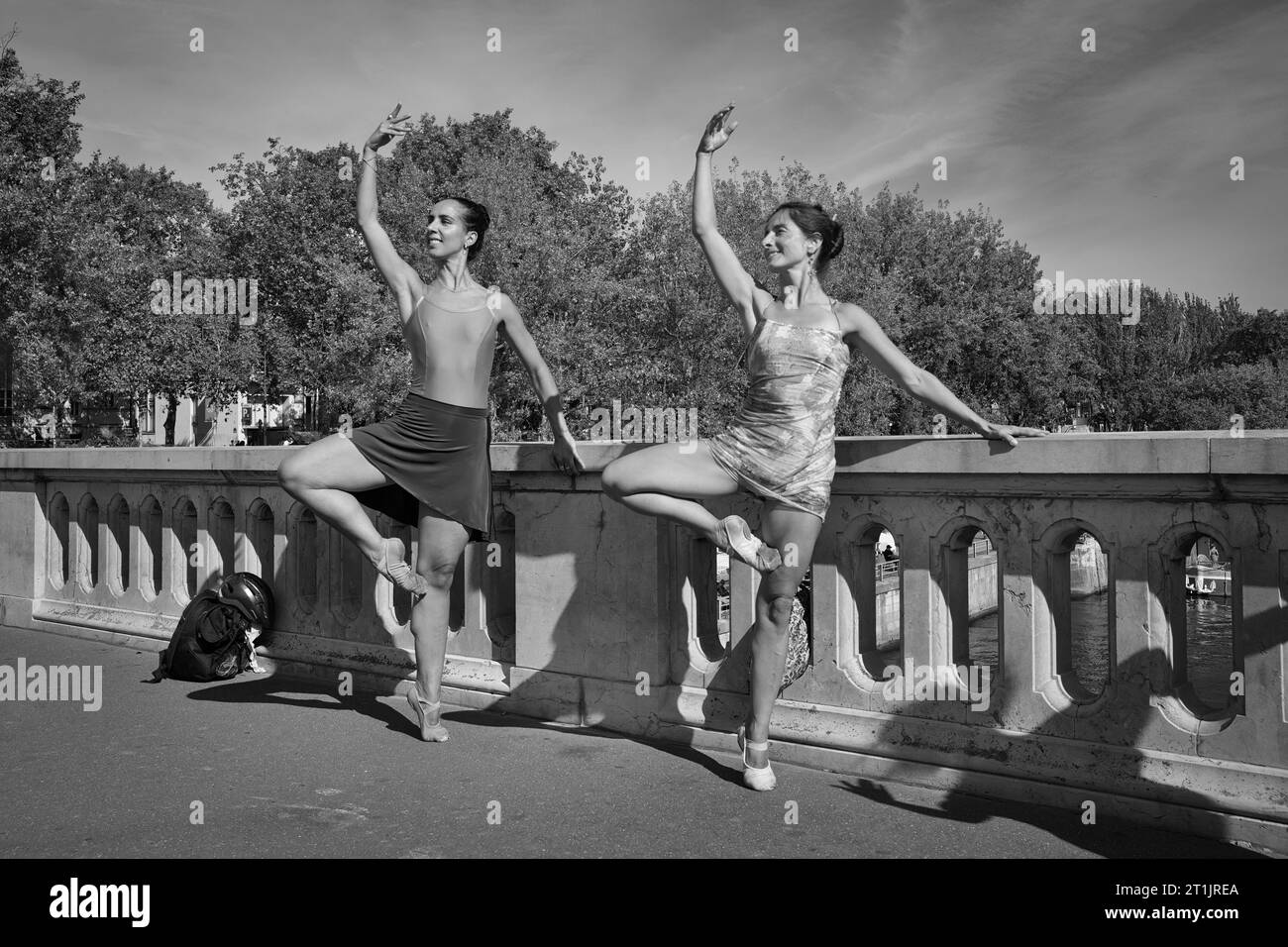 Ballerini di strada sul Pont Louis-Philippe, Parigi, Francia Foto Stock