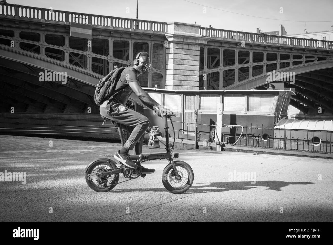 Uomo in bicicletta lungo la Senna Parigi, Francia Foto Stock