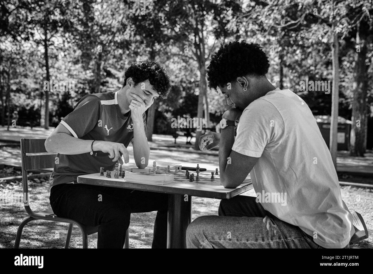Due uomini che giocano a scacchi nel parco, Jardin du Luxembourg. Parigi, Francia Foto Stock