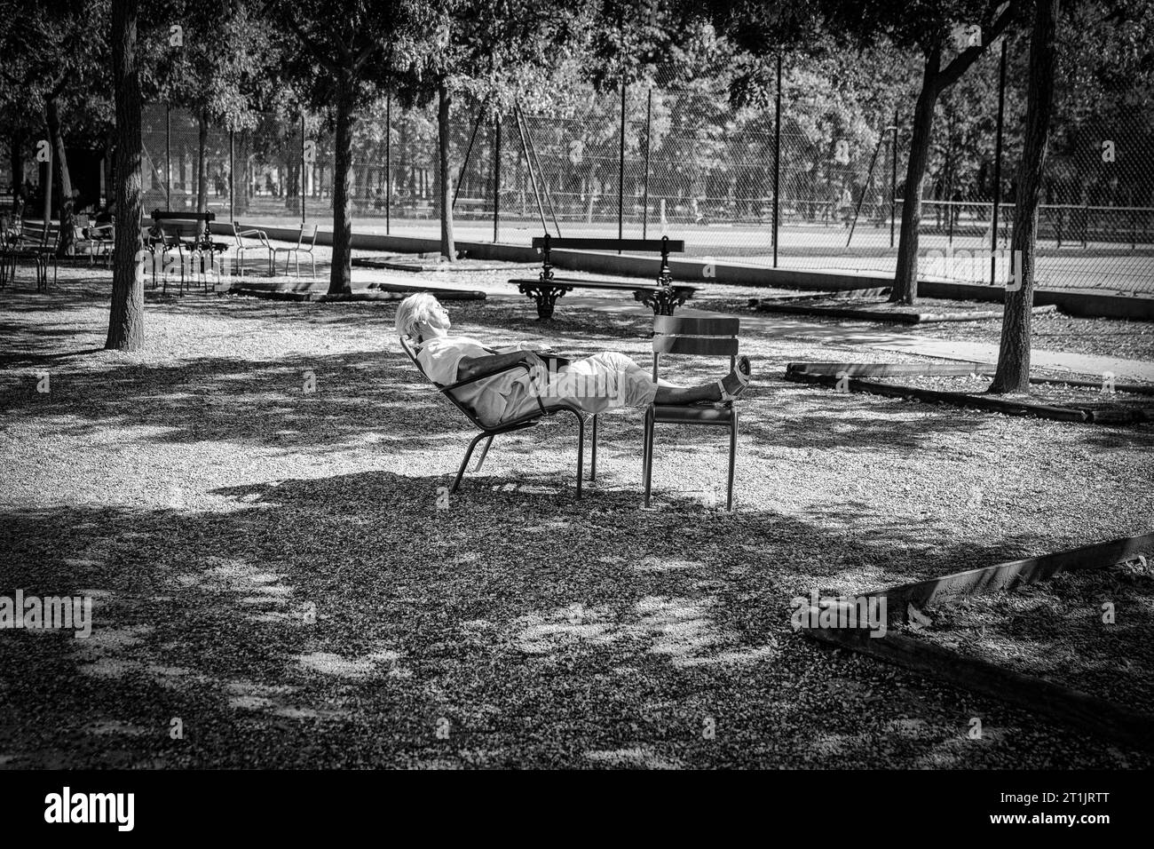 Donna che dorme su una panchina del parco a Jardin du Luxembourg, Parigi, Francia Foto Stock
