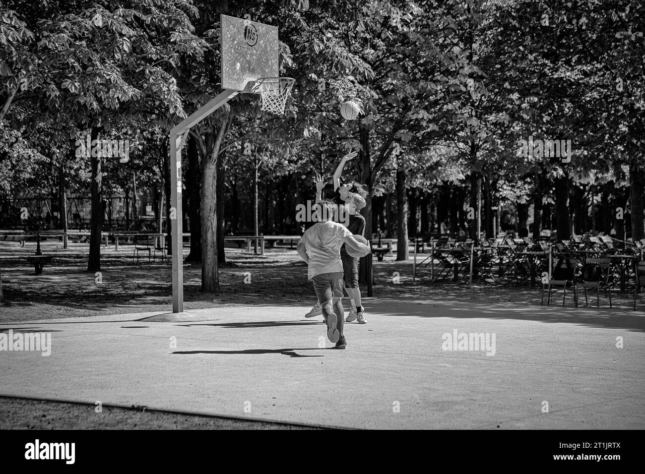 Ragazzi che giocano a basket a Jardin du Luxembourg, Parigi, Francia Foto Stock