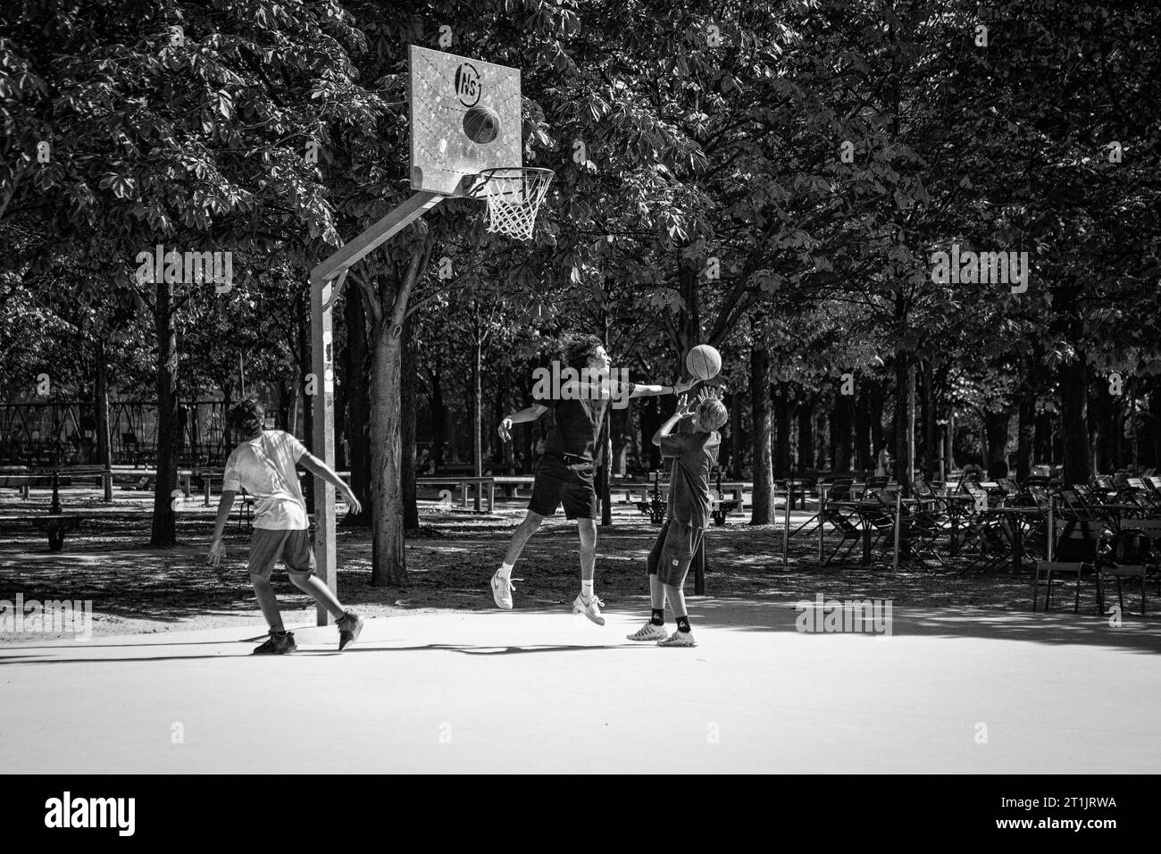 Ragazzi che giocano a basket a Jardin du Luxembourg, Parigi, Francia Foto Stock
