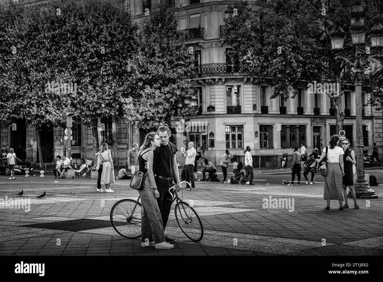 Coppia di fronte a Les Fontaines de l'Hotel de Ville, Parigi, Francia Foto Stock