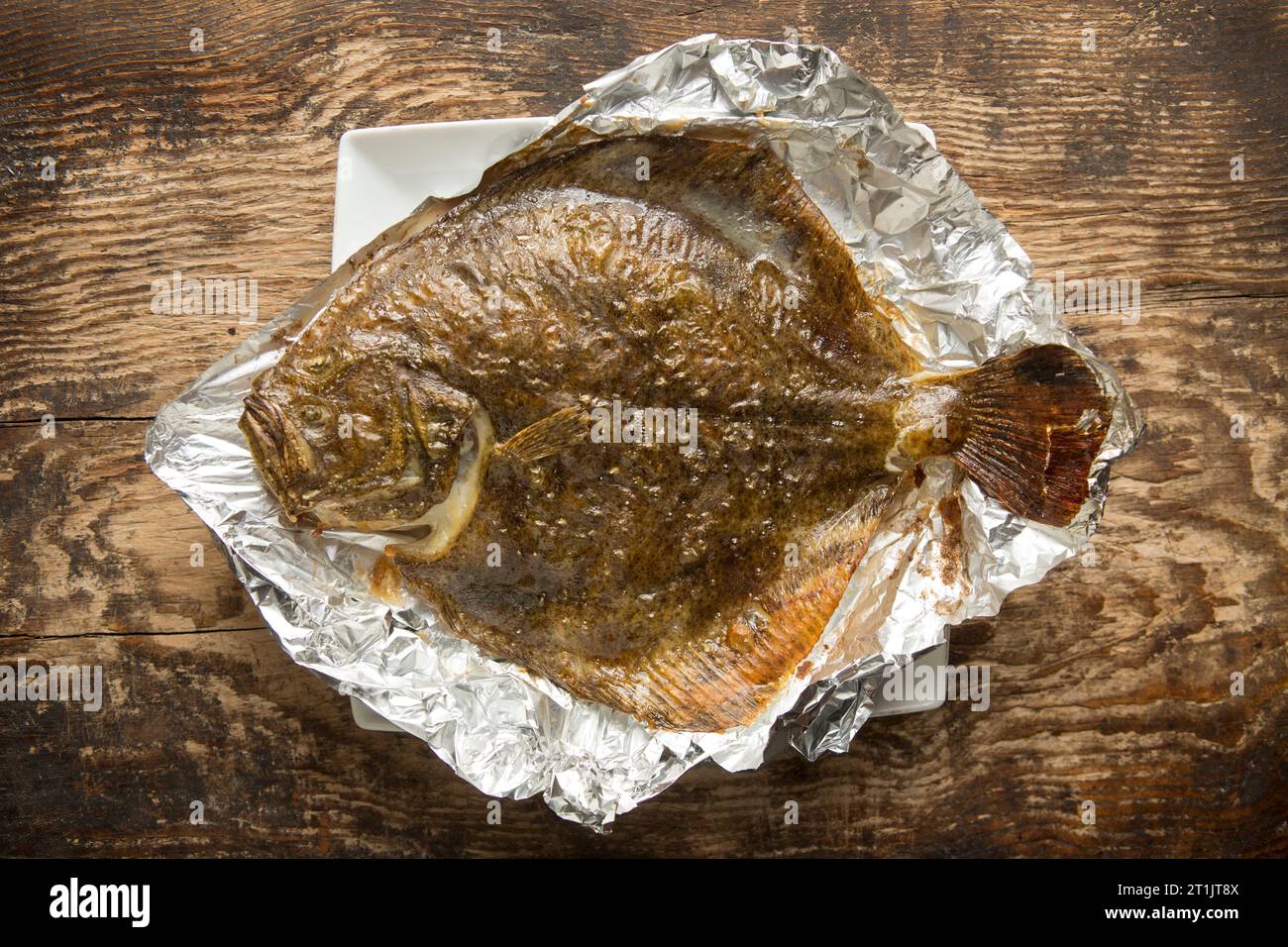 Un rombo cotto, Scophthalmus maximus, pescato nel canale inglese e grigliato con olio d'oliva. Dorset Inghilterra Regno Unito GB Foto Stock