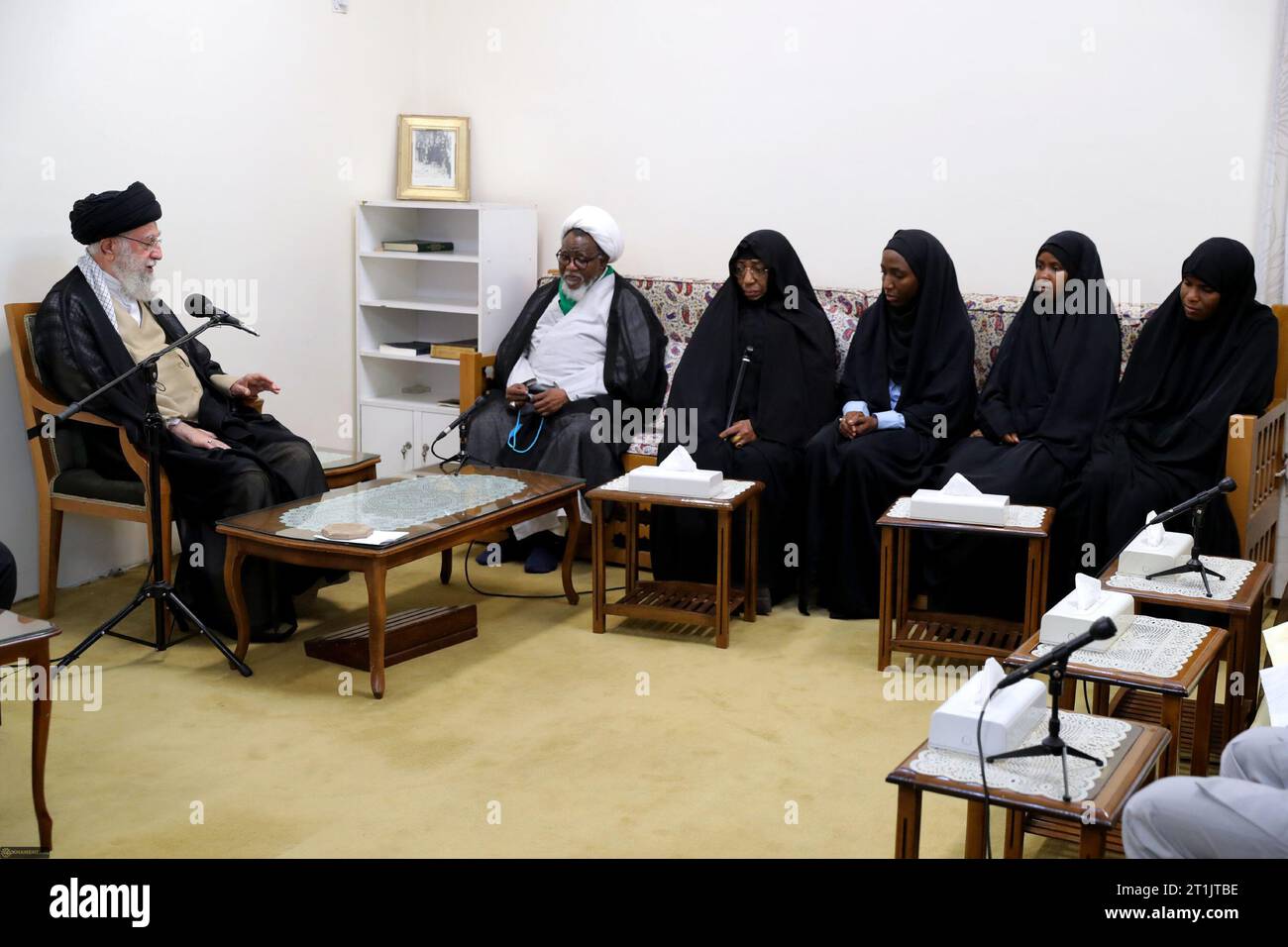 Teheran, Iran. 14 ottobre 2023. Il leader supremo iraniano Ayatollah ALI KHAMENEI (L) incontra lo sceicco IBRAHIM ZAKZAKY (5R), leader del movimento islamico in Nigeria, e sua moglie e le sue figlie. Durante questo incontro, Khamenei ha sottolineato che il crescente potere dell'Islam nel mondo, nonostante le cospirazioni diffuse che si stanno verificando, è il risultato degli sforzi dei combattenti della resistenza. Facendo riferimento alle condizioni della Palestina occupata e in particolare di Gaza, ha affermato che una delle manifestazioni del potere islamico di oggi si può vedere negli incidenti che si stanno verificando a Palest Foto Stock