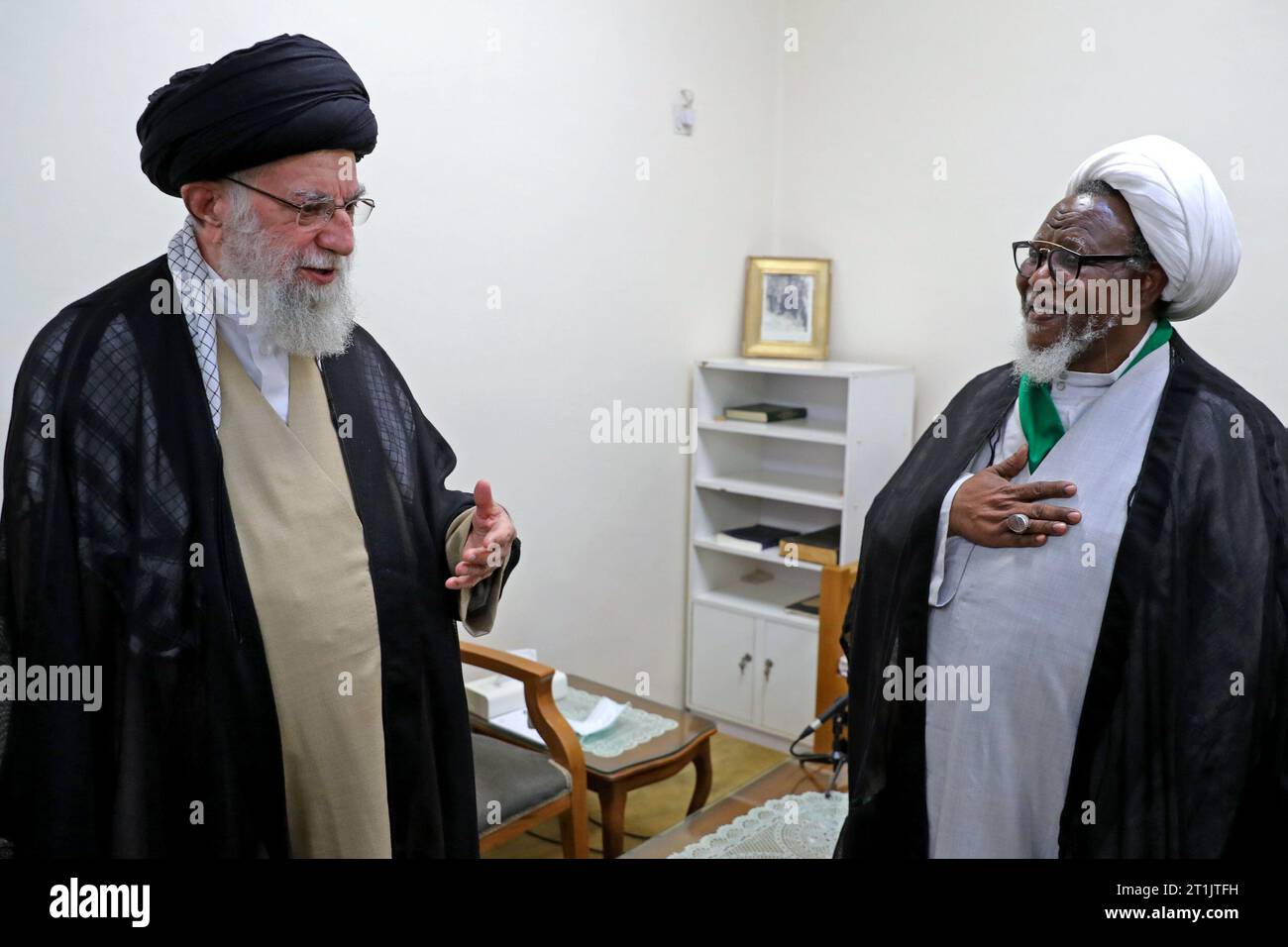 Teheran, Iran. 14 ottobre 2023. Il leader supremo iraniano Ayatollah ALI KHAMENEI (L) incontra lo sceicco IBRAHIM ZAKZAKY (R), leader del movimento islamico in Nigeria, e sua moglie e le sue figlie. Durante questo incontro, Khamenei ha sottolineato che il crescente potere dell'Islam nel mondo, nonostante le cospirazioni diffuse che si stanno verificando, è il risultato degli sforzi dei combattenti della resistenza. Facendo riferimento alle condizioni della Palestina occupata e in particolare di Gaza, ha affermato che una delle manifestazioni del potere islamico di oggi si può vedere negli incidenti che stanno avvenendo in Palesti Foto Stock